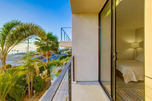 Sunset Cliffs Modern Luxury Estate w Ocean Views, Oversized Spa, AC, Yard! in Sunset Cliffs