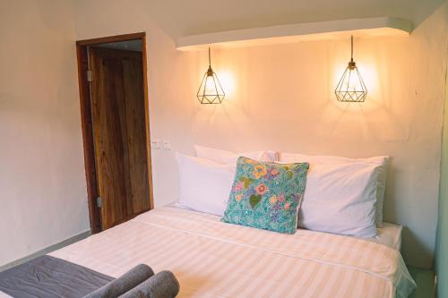 Standard Double Room image 10