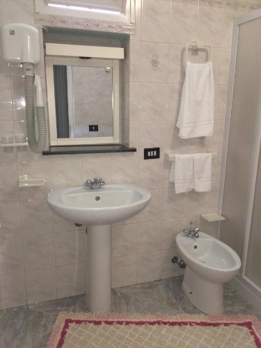 2 bedrooms, 4 beds