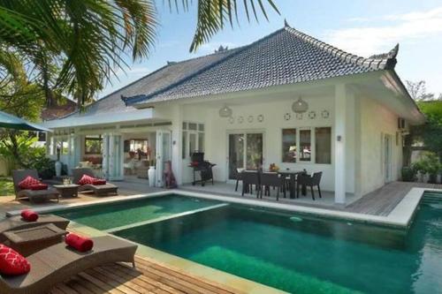 4 Bedroom, 4 Bathroom Tropical Pool Villa in Seminyak