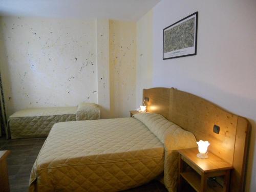 1 queen bed, 1 twin bed