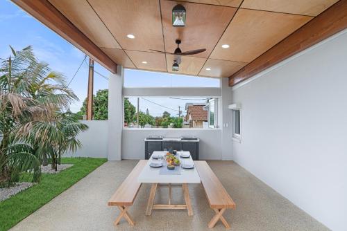 Faciliteiten, The Elements l Fire l 4 Stunning Apartments each with Private Outdoor Dining l Walk to the Beach l F in Christies Beach