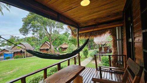 Eden Lanta Bungalow near Mays kitchen