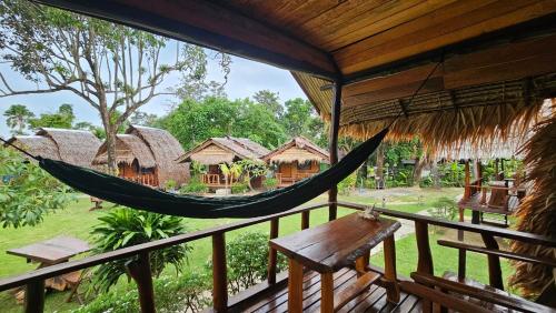 Eden Lanta Bungalow near Mays kitchen