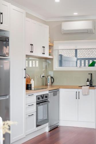 Faciliteiten, The Elements l Fire l 4 Stunning Apartments each with Private Outdoor Dining l Walk to the Beach l F in Christies Beach