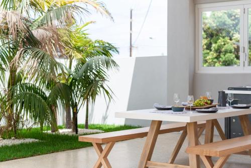 tuin, The Elements l Fire l 4 Stunning Apartments each with Private Outdoor Dining l Walk to the Beach l F in Christies Beach