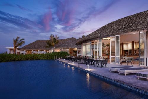 Piscina, Le Méridien Maldives Resort & Spa in Lhaviyani Atoll