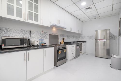 Heaven Crest Vacation Homes Dubai Marina - 4 Bedroom Suite with Marina View near JBR Beach, Free Parking, Wi-Fi, Gym and Pool, Dubaj (zdjęcie 7)
