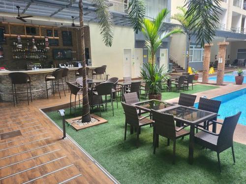 314 La Grande, Comfy studio with hotel amenities!