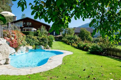 Residence Obermoarhof - comfortable apartments for families, swimmingpool, playing-grounds, Almencar Vandoies