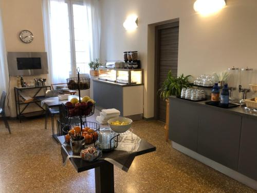 Hotel Cairoli in Castelletto