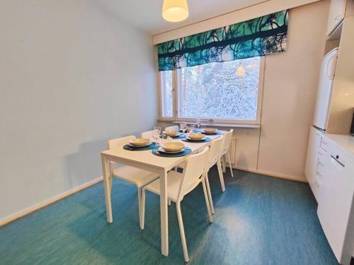 kuhinja, Spacious apartment with balcony and free WiFi in Ylikyla