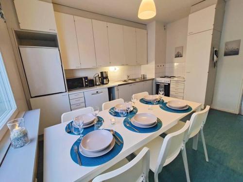kuhinja, Spacious apartment with balcony and free WiFi in Ylikyla