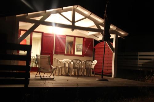 Et pourquoi pas des vacances naturistes à la Jenny ? (Et pourquoi pas des vacances naturistes a la Jenny ?) in 拉溥