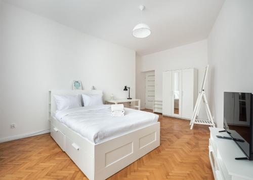 Old Town 5-Bedroom Apartment by BookingHost, Warsaw