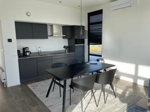 Enkhuizer Strand Chalet Hafenplätzchen mit Zaun Haus Nr 244 (Enkhuizer Strand Chalet Hafenplatzchen mit Zaun Haus Nr 244) in Boerenhoek Molenweg Burgwal