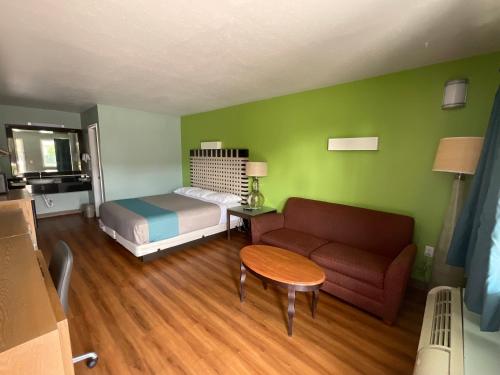 1 king bed, 1 sofa bed