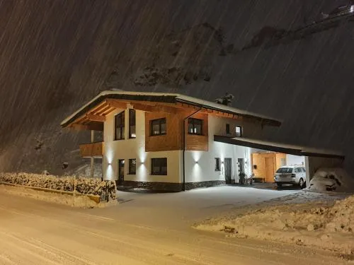 Anni, Apart in Tux, Österreich