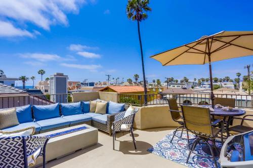 Stunning Ocean View Home w Rooftop Terrace, Firepit, Fast Wifi, AC & Parking!