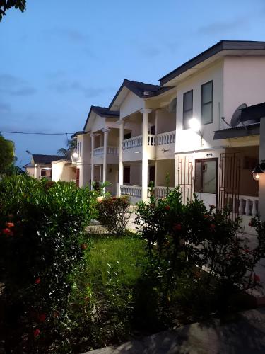 Фасада на хотела, Lord's Hands Guesthouse Hotel in Winneba