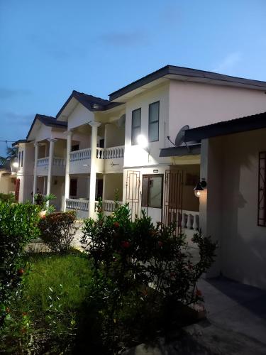 Фасада на хотела, Lord's Hands Guesthouse Hotel in Winneba