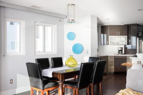 Oceanfront, two-level condo with stunning view, decks, fast WiFi & fireplace, San Diego (foto 8)