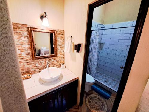 Shower, La Mansion del Gran Jaguar in Zona 1