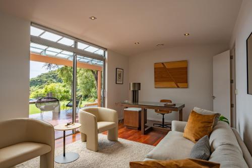 Shared lounge/TV area, Okoro Villa in Nelson