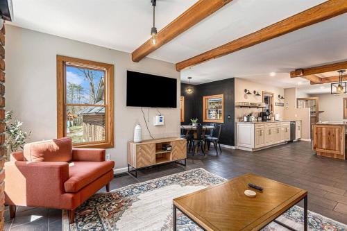 . The Hopkins Hideaway - 40 Acres with trails, Arcades, Hot Tub, Fire Pit