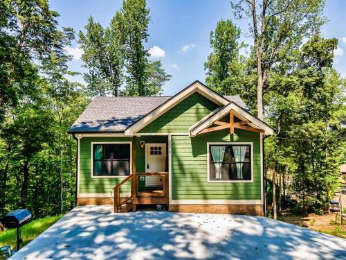 Three Cubs Den - Minutes to PF Strip, Hot Tub, Arcade Games, Bunks, View in Pigeon Forge, USA