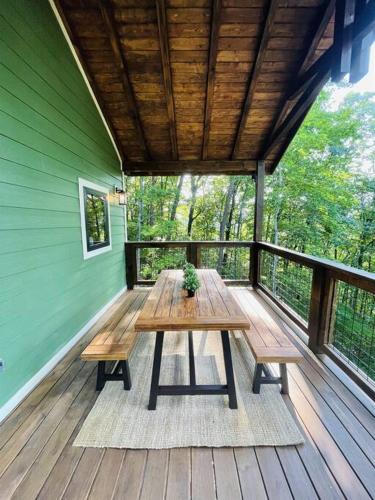 Three Cubs Den - Minutes to PF Strip, Hot Tub, Arcade Games, Bunks, View in Pigeon Forge, USA