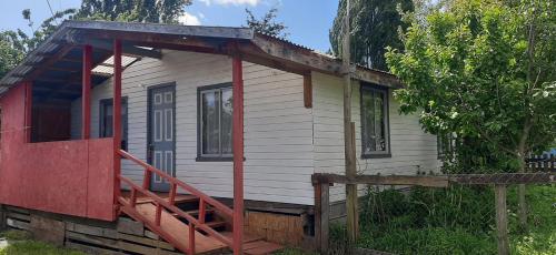 Refugio de Tranquilidad: Cabaña de 2 Dormitorios con WiFi y Estacionamiento Privado en Río Bueno