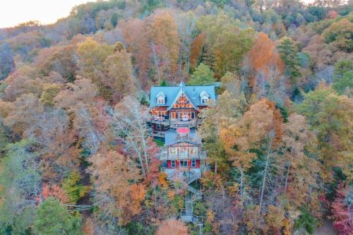 Colibri Cabin on a peaceful lake, with a hot tub! in East Bernstadt, USA