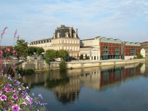 Appartement Jarnac, 3 pièces, 4 personnes - FR-1-653-247 (Appartement lumineux pour 4 pers., centre-ville, equipements bebe, WiFi, garage, degustation truffes) in Gondeville