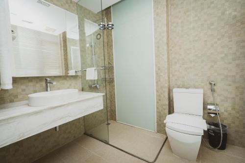 Deluxe Studio Suites image 7