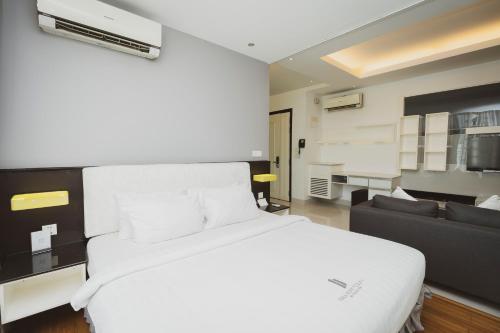 Deluxe Studio Suites image 9