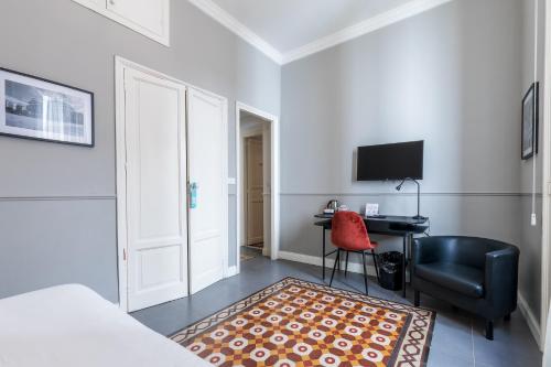 Standard Double Room image 10