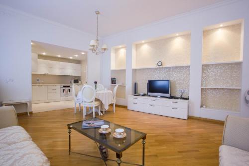 Historic Central Apartment 4