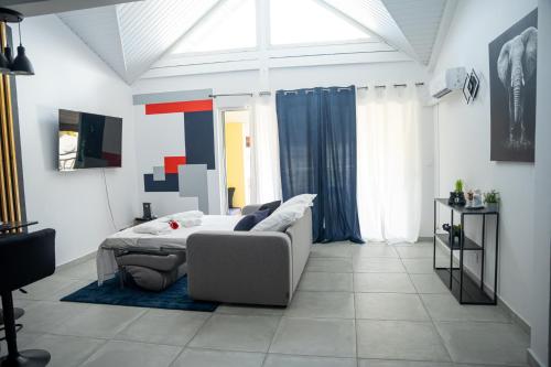 Shared lounge/TV area, L'elegance Citadine - T2 55m2, salon climatise pres de McDonald in Cayenne