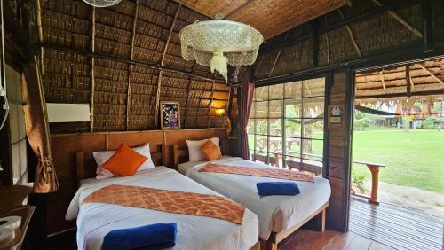 Eden Lanta Bungalow near Mays kitchen