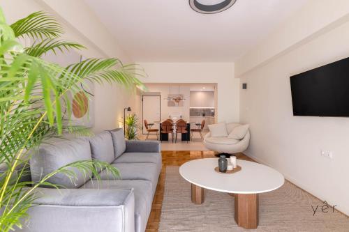 Large 2Bedroom, 2Bathroom Flat with Dining Space & Free Parking, Atene