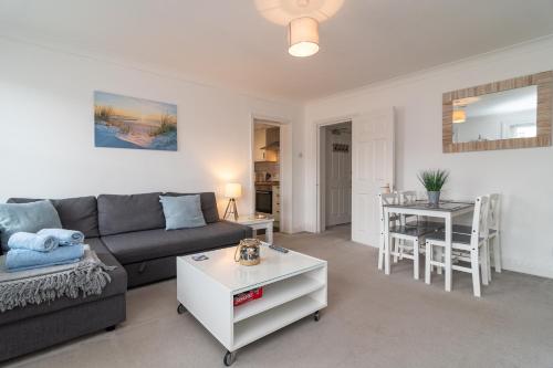 Picture of Light And Airy 1 Bedroom Flat 700M From The Beach