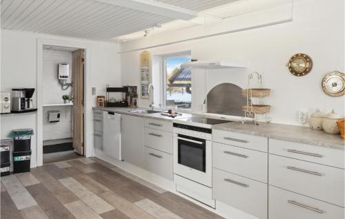 Kitchen, Stunning Home In Sydals With Wifi in Traenge