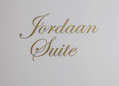 Jordaan Suite bed and bubbles