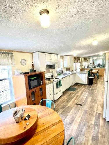 Kitchen, Country views and hikes. in Rogersville (TN)