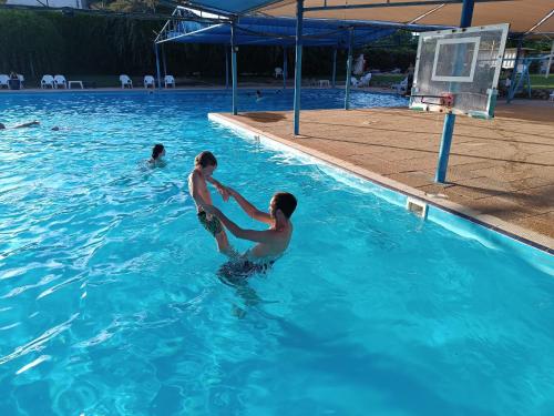 مسبح, בריזה במדבר in Hatzeva