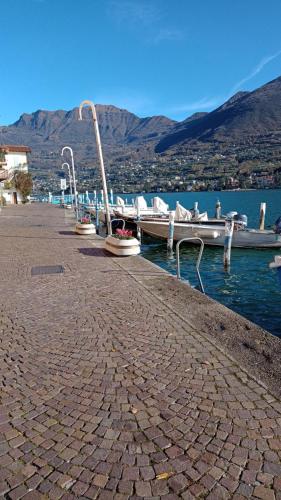 Open space fronte lago