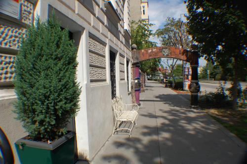 Kunsthaus Apartments - image 2