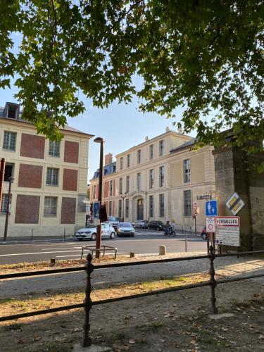 Appartement Charles Le Brun, Face au Château de Versailles, avec parking privé en sous sol