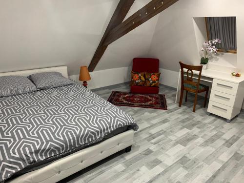 Chambre rustique avec double lit et sa salle de bain privée chambre d'hôte Kruth